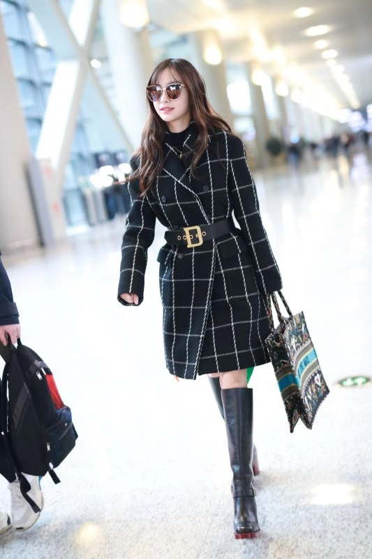 angelababy机场被拍靓丽摩登 把对小海绵的爱绣在挎包上