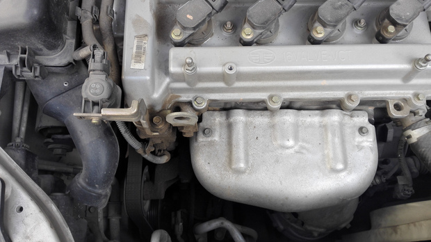 夏利n5发动机漏油,大家看看图片到底是哪里漏油