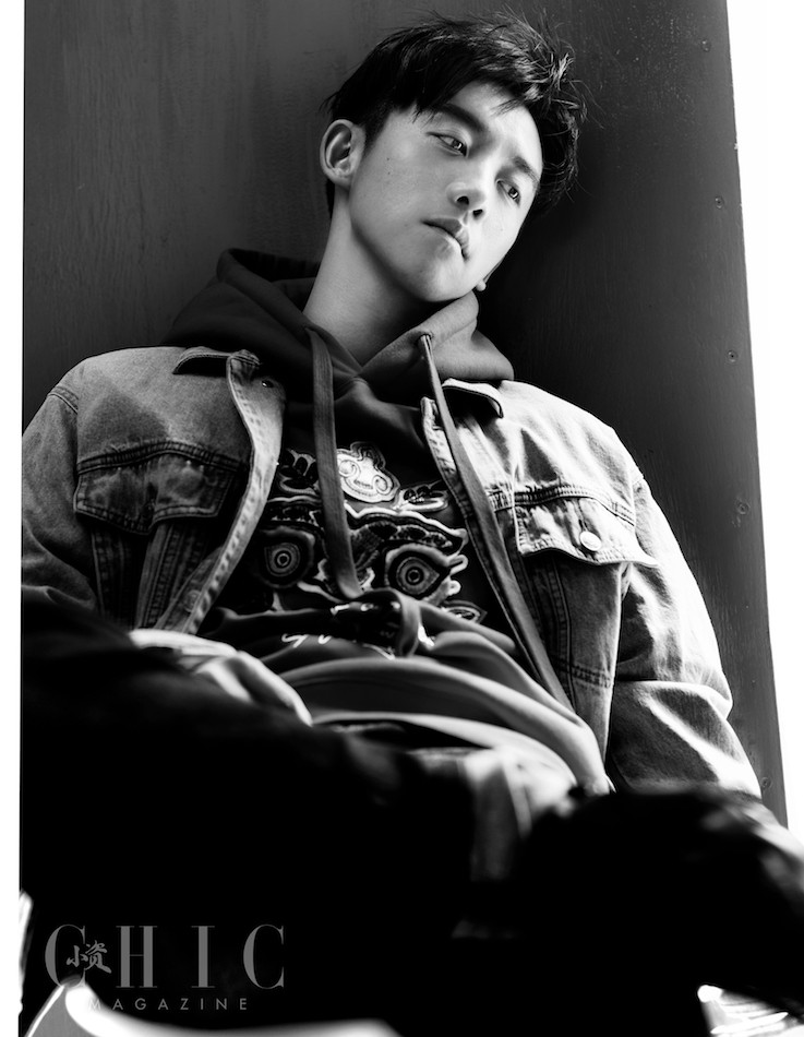 郑恺登杂志封面 黑白大片尽显质感男人魅力