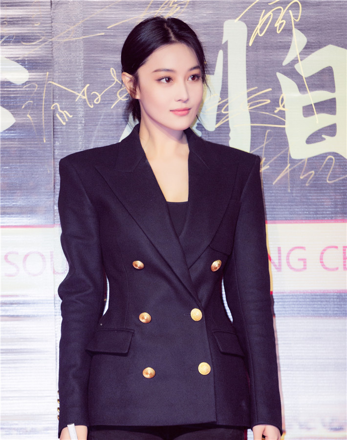 张馨予斩获"年度女主角" 全黑look尽显帅气御姐范