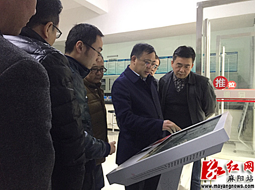 秦跃平亲手操作"互联网 监督"平台