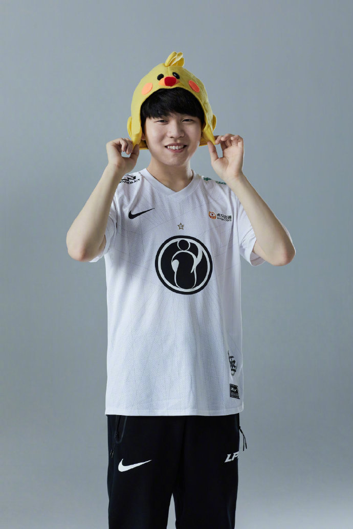 ig发布春季赛定妆照theshy手持利剑