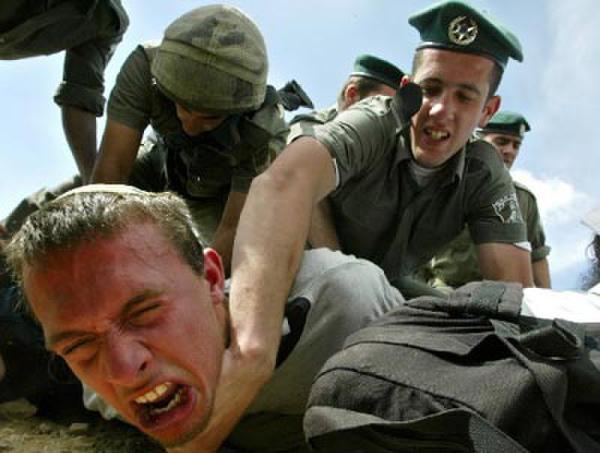 以军警拆除非法定居点与激进分子发生冲突