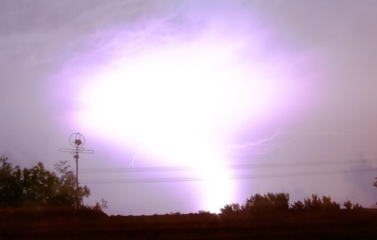 球状闪电俗称滚地雷,就是一个呈圆球形的闪电球.