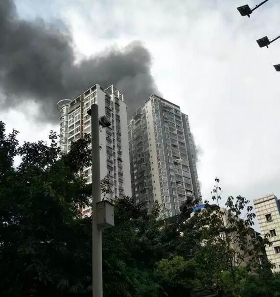 遂宁和平路一住宅楼发生大火,无人员伤亡