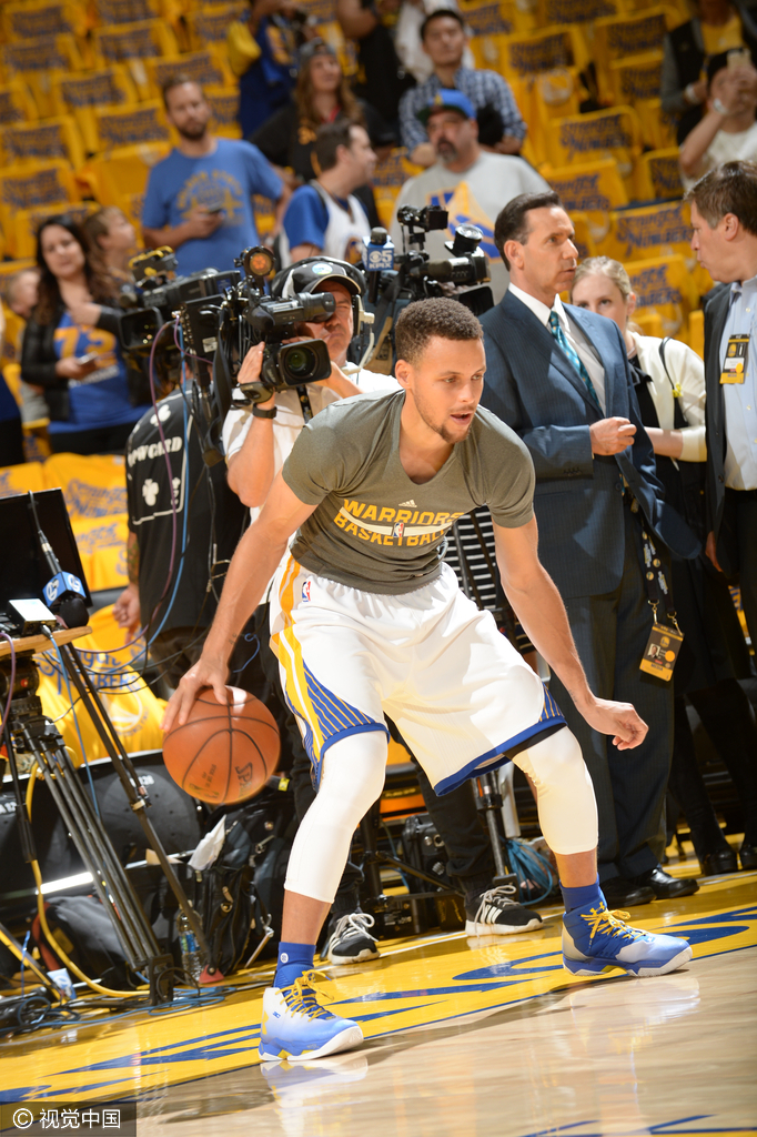 组图-库里赛前热身 秀控球 三分萌神状态佳