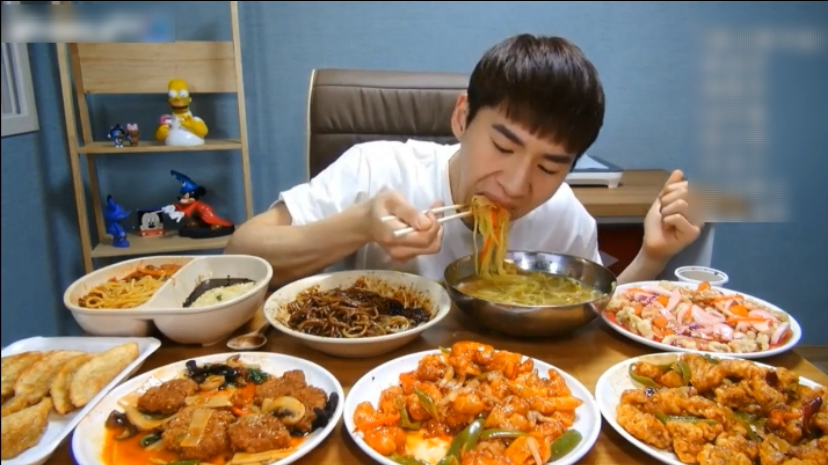 大胃王奔驰小哥带病大吃特吃,这一顿饭吃完直接胖8斤多