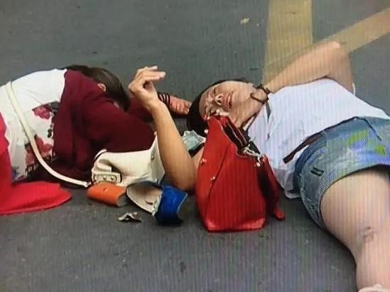 两妙龄女穿短裤骑摩托车逆行 与轿车相撞倒地受伤
