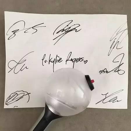 没想到看完演唱会有更大惊喜,获得与偶像在后台见面的机会,又是签名