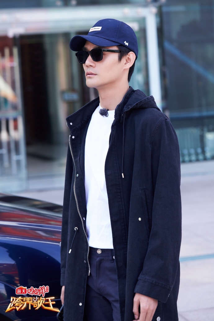 王凯强势回归《跨界歌王》 白t配墨镜帅气俊朗