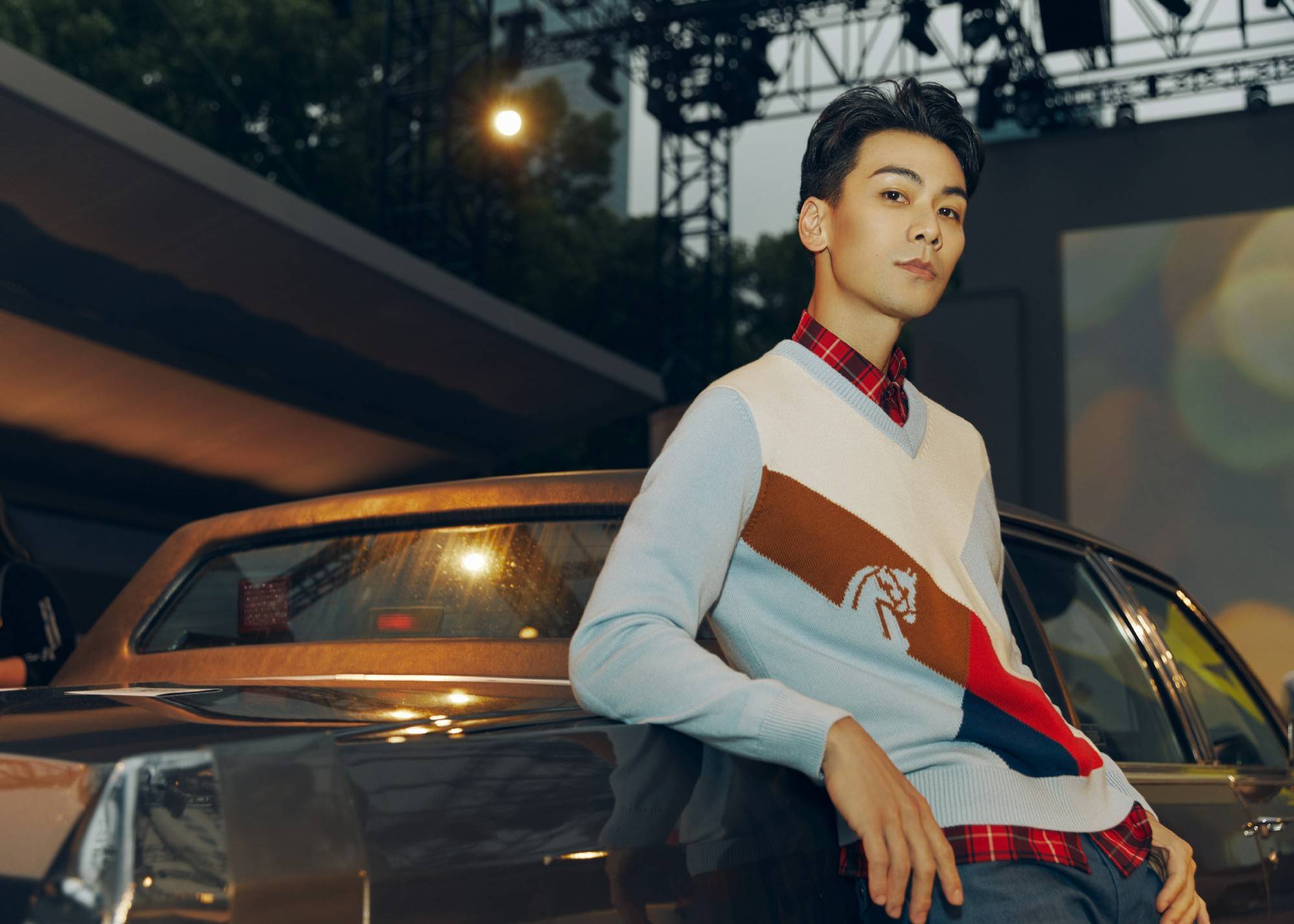 戴向宇出席coach秋冬系列大秀学院派穿搭彰显冻龄神颜