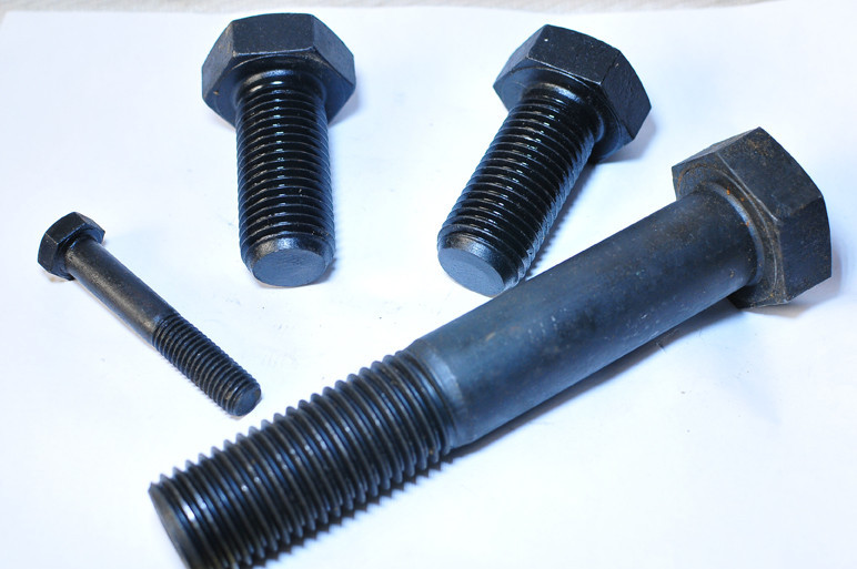 普通螺栓可重复使用,高强螺栓不可重复使用.