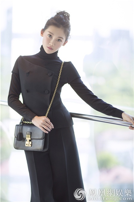 《芳华》女主角苗苗街拍 娇俏可爱宛若精灵