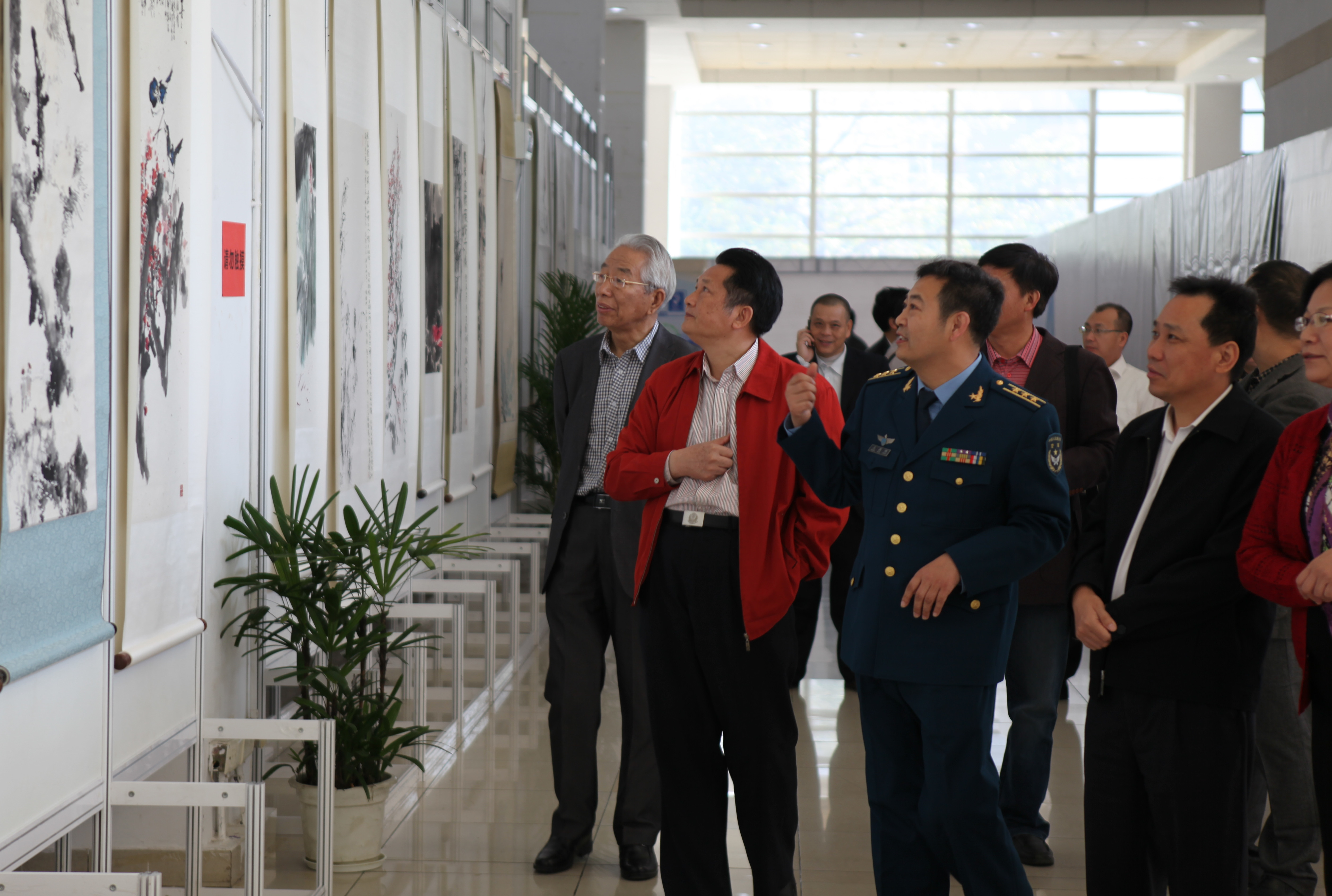 解放军原副总参谋长张黎上将,武警部队原副司令员王福中中将在观看