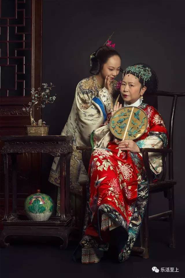 95后帅哥给外婆拍了组美炸的清宫照,刘嘉玲都迷上他!