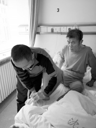 他24天免费照料老人 病友都以为俩人是父子呢