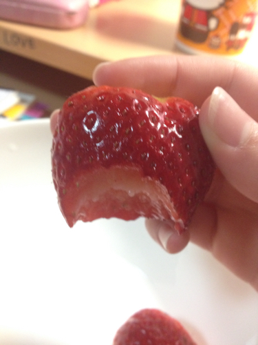 亲们,帮忙看下这个有空心洞的草莓是好是坏啊?我是在韩国乐天.