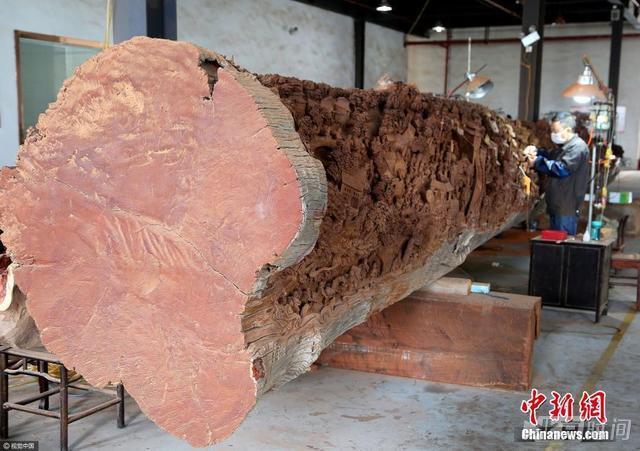 工匠耗时7年雕刻18米红木《清明上河图》