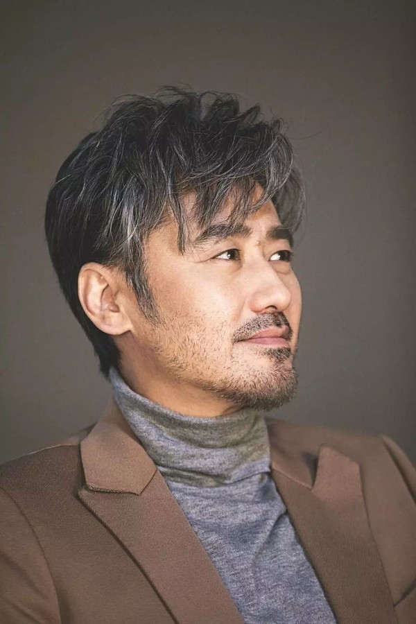 易烊千玺备考成"胡子大叔"?原来蓄胡照也是检验男神的标准之一!