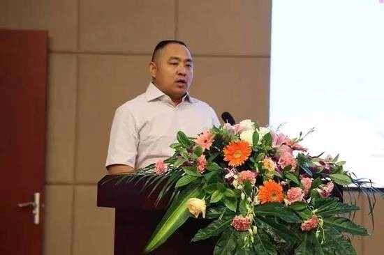 中菲酒庄董事长纪昌锋 七年前,纪昌锋脚下的这片万亩葡园还是飞沙走石