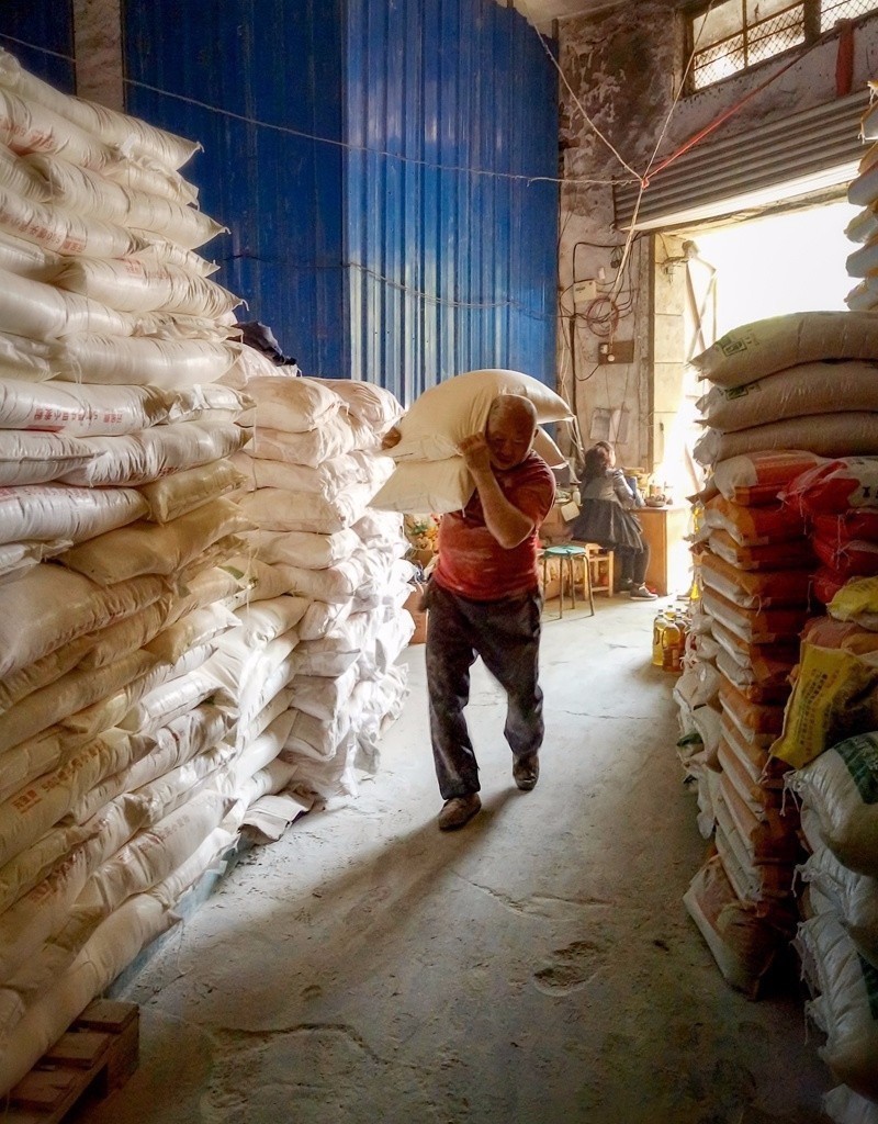 因为不知道下一车什么时候能来,要是来了,这一车还没卸完那就耽误人家