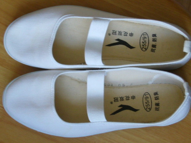 41码的体操白鞋,男士39码穿着郊游,锻炼很舒服,男士们想穿的回复一下
