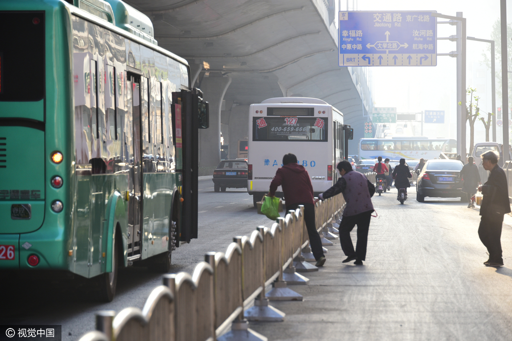 郑州现"奇葩"公交站台 上车得先翻护栏