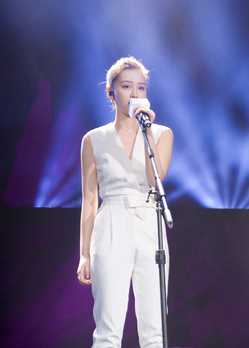 黄灿灿首获歌手奖项 白色裤装气场十足