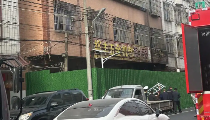 10岁女孩冒火逃生