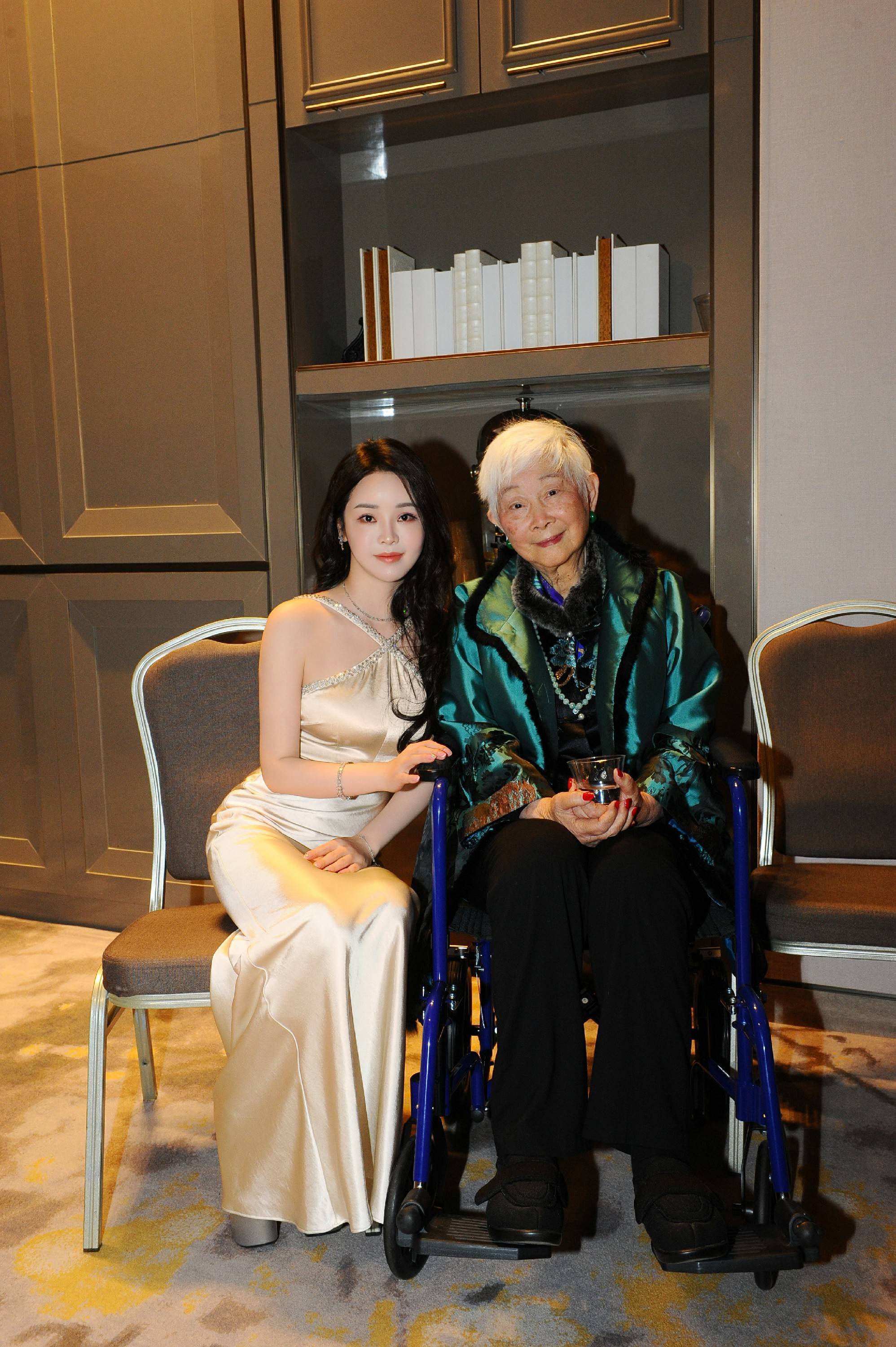 张懿暄与美籍华裔演员卢燕共赴2024中美电影节 现场同框合影 - 360娱乐,你开心就好